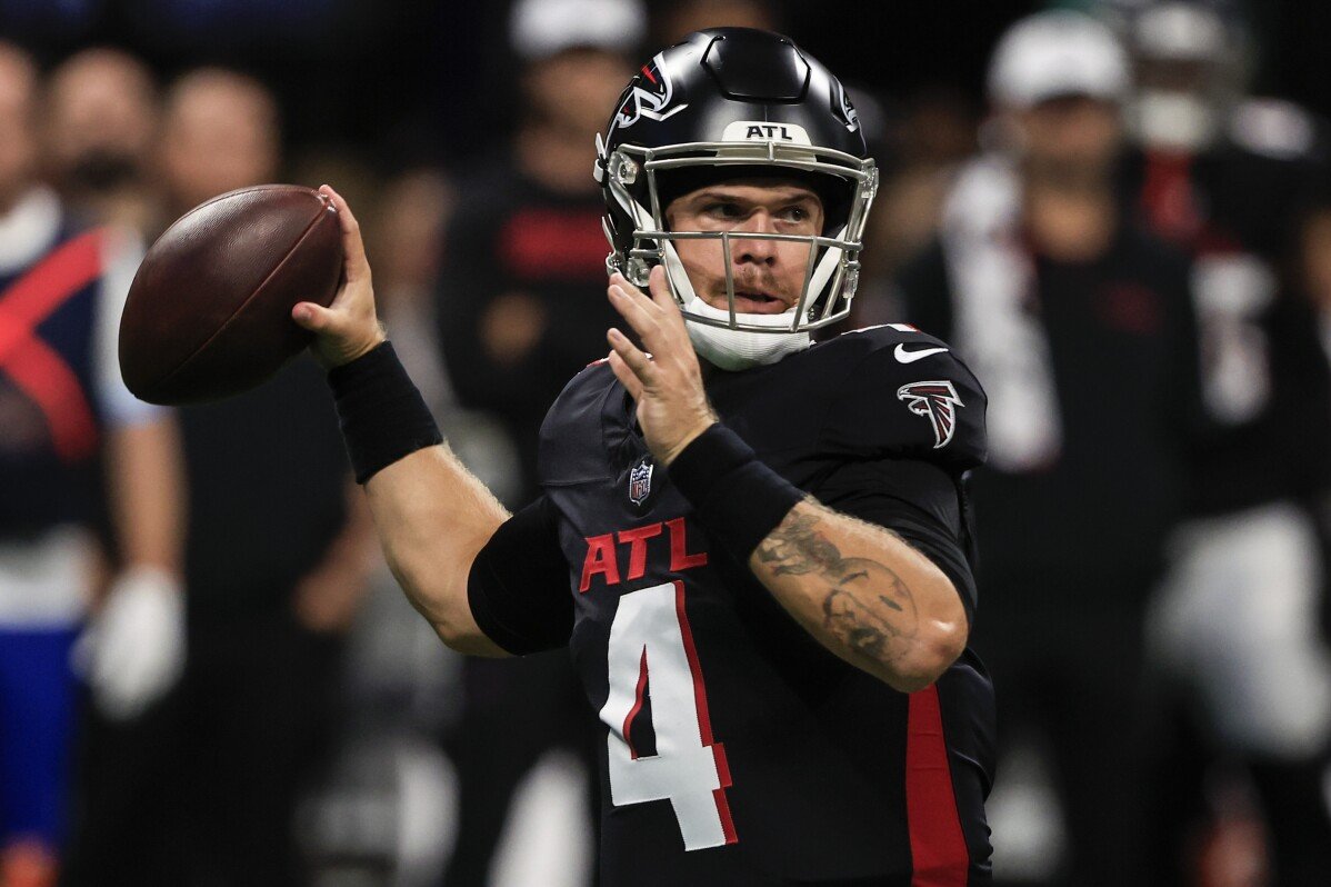 Los Chargers adquieren al mariscal de campo Taylor Heinicke de los Falcons, según fuentes de AP