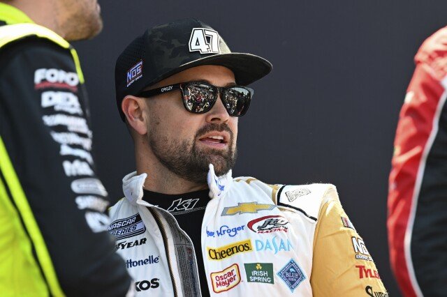 Elliott critica a NASCAR por multar a Stenhouse con $75,000 por pelea en la All-Star Race que fue utilizada en una promoción